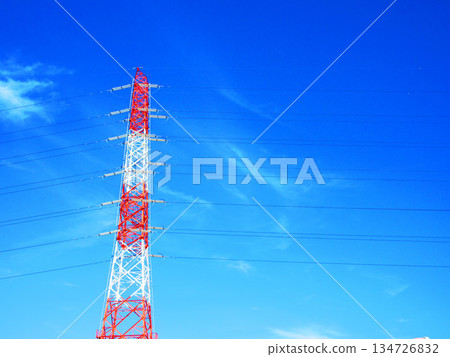 藍天與鋼鐵高塔交相輝映，景色優美。 134726832