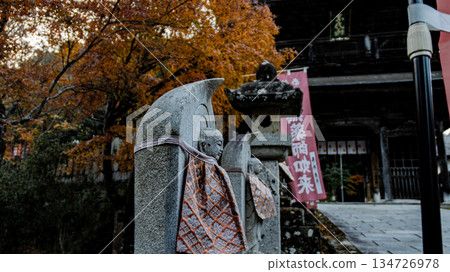 秋葉環繞的石佛像和寺廟庭院（兵庫縣豐岡市） 134726978