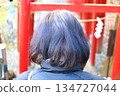 新年第一次參拜神社，老婦人頭髮稀疏，白髮斑駁的畫面。 134727044