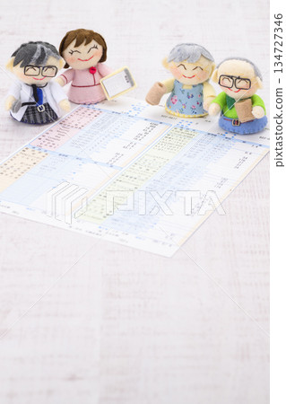 醫生、護士、爺爺奶奶玩偶和身體檢查結果表格 134727346