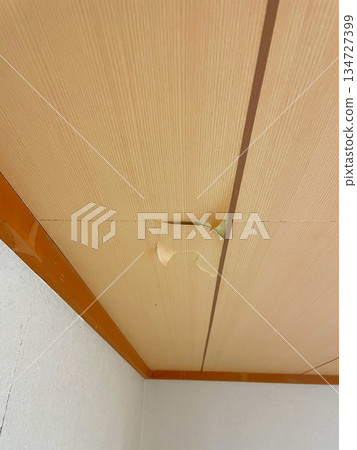 Peeling ceiling of a Japanese-style room 134727399