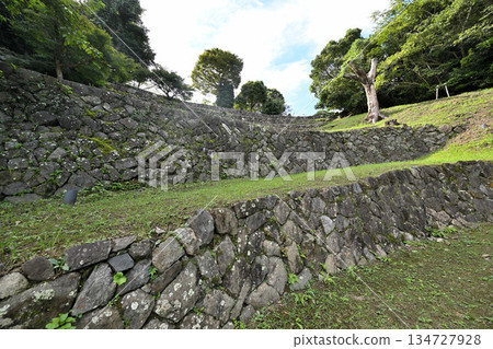 三重縣志摩國鳥羽城:主城牆和石牆。城堡遺址可欣賞大海和鐵路的景色。 三重縣志摩國鳥羽城:主城牆和石牆。城堡遺址可欣賞大海和鐵路的景色。 134727928