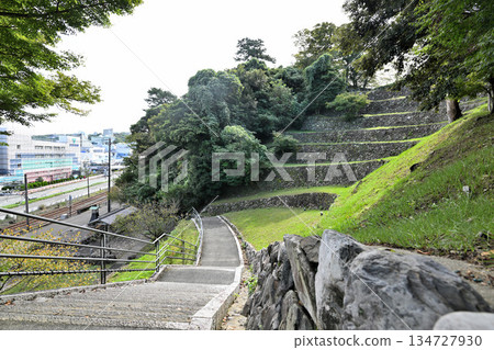 三重縣志摩國鳥羽城:主城牆和石牆。城堡遺址可欣賞大海和鐵路的景色。 三重縣志摩國鳥羽城:主城牆和石牆。城堡遺址可欣賞大海和鐵路的景色。 134727930