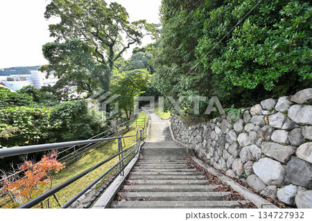 三重縣志摩國鳥羽城:主城牆和石牆。城堡遺址可欣賞大海和鐵路的景色。 三重縣志摩國鳥羽城:主城牆和石牆。城堡遺址可欣賞大海和鐵路的景色。 134727932
