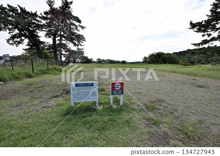 Toba Castle in Shima Province, Mie Prefecture: Main enclosure and stone walls. Castle ruins with views of the sea and railway. 134727943