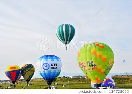 Hot air balloon · balloon Hot air balloon · balloon 134728033