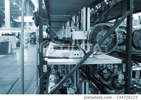 Many 3D printers printing object. 3D printers printing model from molten plastic. 3D printers creating shape from molten plastic flowing out of extruder. New modern 3D Printing additive technologies 134728123