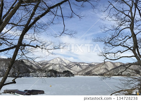 冬季景色,冰封的湖泊和皚皚的雪山。 冬季景色,冰封的湖泊和皚皚的雪山。 134728238