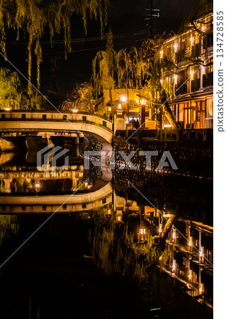 “夜晚的城崎溫泉，燈光倒映在成排的柳樹上（水鏡）” 134728585