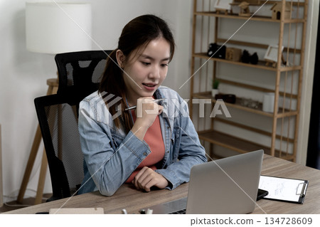 Young business woman listening and speaking explaining and sharing ideas 134728609