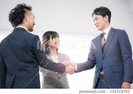 三位商人握手簽約，併購、合作與夥伴關係的畫面 134728705