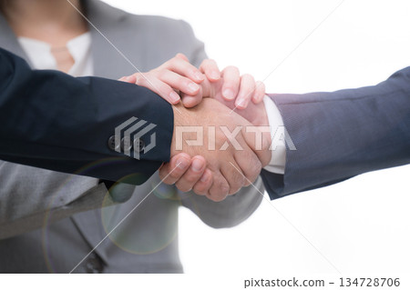 三位商人握手簽約,可能是併購、合作或夥伴關係的畫面。無臉橫幅 三位商人握手簽約,可能是併購、合作或夥伴關係的畫面。無臉橫幅 134728706
