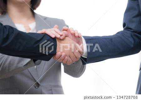 畫面中三位商人握手，象徵簽約、併購、合作、以及成功的夥伴關係。橫幅上沒有人物面部。 134728708