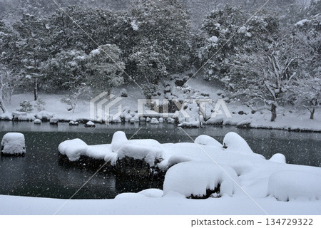 Snow falling at Tenryu-ji Temple's Sogenchi Garden 134729322