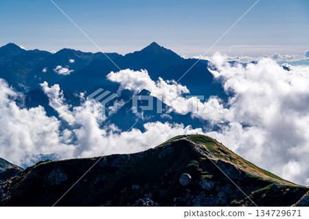 從白馬山莊（白馬天空廣場前）的露臺上眺望劍山和雲海－北阿爾卑斯山白馬山健行之旅 134729671