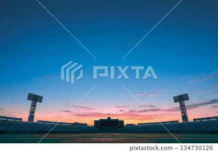 適用於網頁和活動 | 黃昏時分空曠的棒球場背景 | 帶邊框的風景 134730126