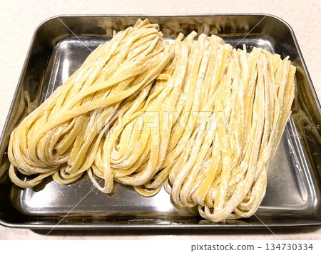 6份新鮮未煮熟的義大利麵（寬麵條） 134730334