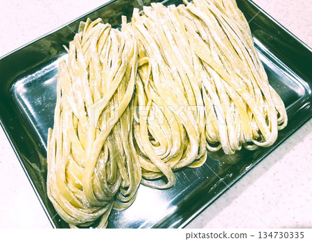 7 份新鮮未煮熟的義大利麵（寬麵條） 134730335