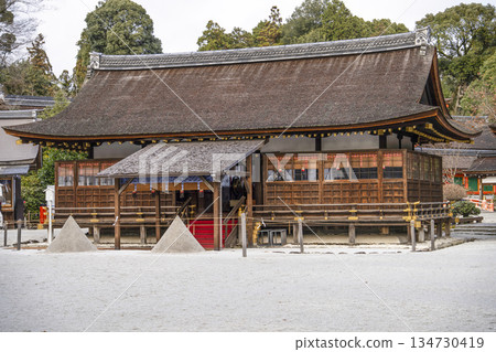 冬天的加茂和計一土神社(上賀茂神社)的細堂 冬天的加茂和計一土神社(上賀茂神社)的細堂 134730419