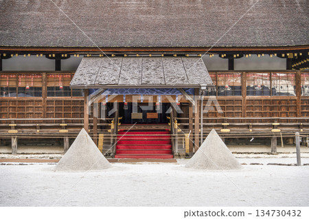 冬天的加茂和計一土神社(上賀茂神社)的細堂 冬天的加茂和計一土神社(上賀茂神社)的細堂 134730432