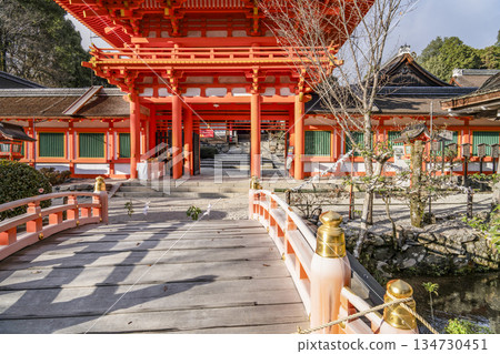 冬天的加茂和計一土神社(上賀茂神社)塔門 冬天的加茂和計一土神社(上賀茂神社)塔門 134730451