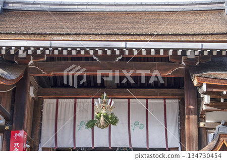 冬日里，賀茂和鳴雷神社（上賀茂神社）的內門，寶船 134730454