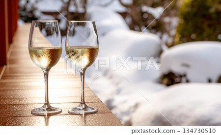 日本雪景和白葡萄酒 134730510