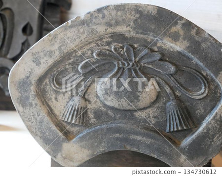 裝在束口袋裡的裝飾性屋瓦（明治時期） 134730612