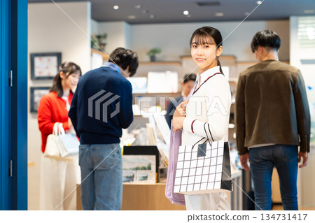 一位年輕女子在購物中心購物 134731417