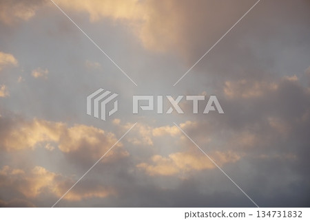 多雲的傍晚天空 多雲的傍晚天空 134731832