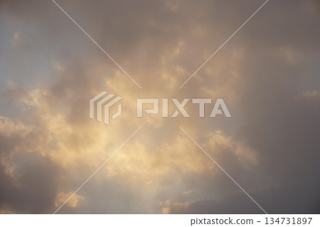 多雲的傍晚天空 134731897