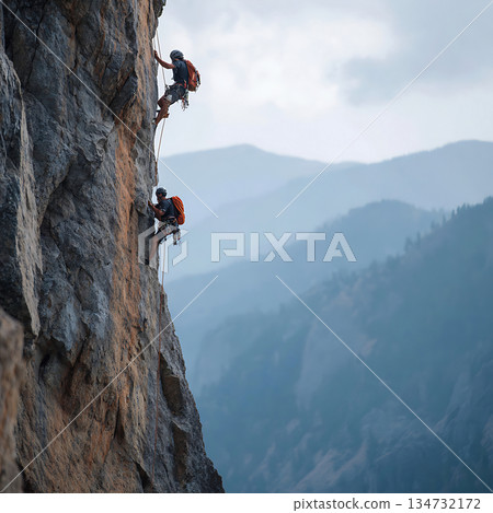 天空下，攀岩者正在攀登陡峭的岩壁。 134732172