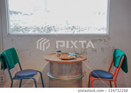 晨間景象:新鮮出爐的麵包和咖啡 晨間景象:新鮮出爐的麵包和咖啡 134732298