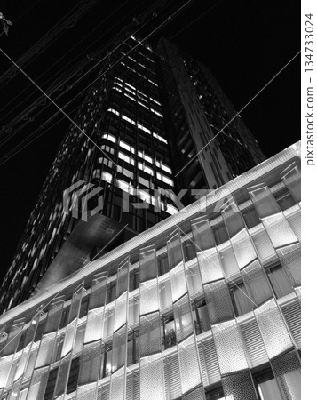 夜晚抬頭仰望建築物 夜晚抬頭仰望建築物 134733024