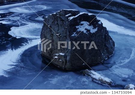 隆冬時節,在長野縣大瀧川河口附近,寒冷的空氣使河水在岩石周圍形成漩渦狀的冰凍。 隆冬時節,在長野縣大瀧川河口附近,寒冷的空氣使河水在岩石周圍形成漩渦狀的冰凍。 134733094