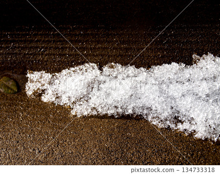 The texture of snow on dark ground 134733318