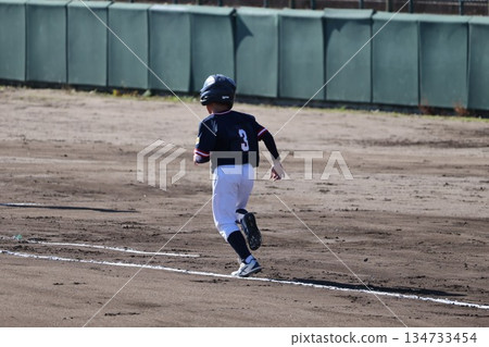 棒球男孩賽前跑步 134733454