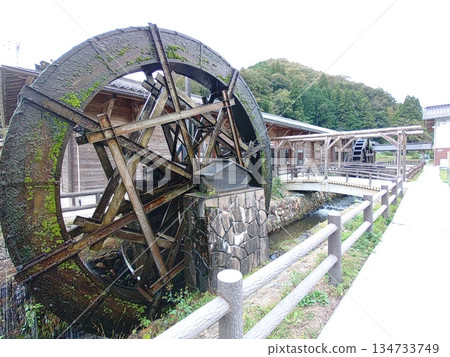 Japan's largest parent-child waterwheel, a waterwheel used until the mid-Showa period, is reproduced in Niimi City, Okayama Prefecture. 134733749