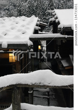 In winter, the snow has stopped falling in Tsumago-juku, Nagano Prefecture, and the air is bitterly cold. 134733831