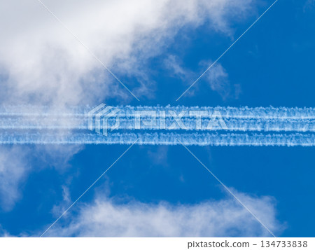 藍天中飄著白雲，三架藍色衝擊飛機冒出煙霧③ 134733838