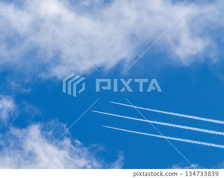 藍天中飄著白雲,三架藍色衝擊飛機冒出濃煙① 藍天中飄著白雲,三架藍色衝擊飛機冒出濃煙① 134733839