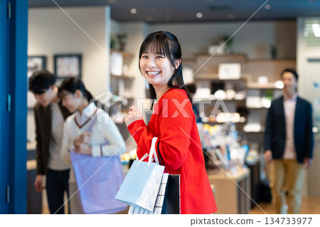 一個年輕女人購物 134733977