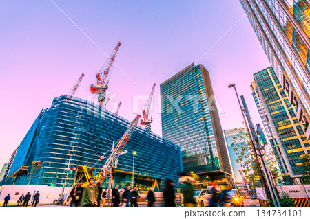 年末的東京城市景觀…東京火把：大手町的巨大鋼鐵結構和起重機。常磐橋重建項目… 134734101