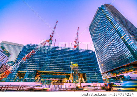 日本東京城市景觀新面貌。 TOKYO TORCH 常磐橋重建計畫：大手町地區巨大的鋼結構和起重機。 134734234