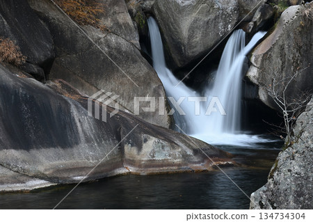 被岩石包圍的小瀑布 134734304
