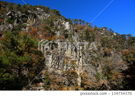 托龍岩的懸崖峭壁聳立在藍天之下。 134734370