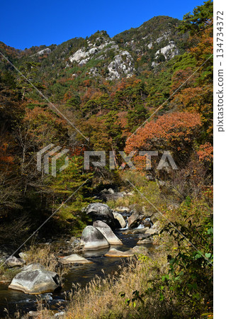 秋季的昭泉峽山巒河流,景色優美。 秋季的昭泉峽山巒河流,景色優美。 134734372