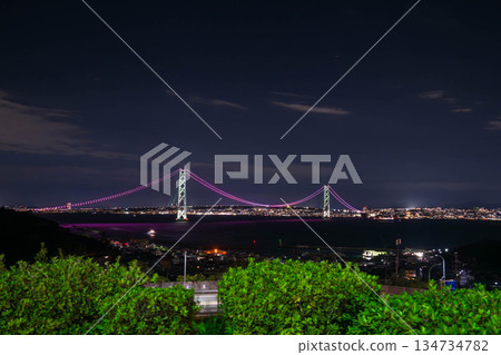 明石海峽大橋在晚上 明石海峽大橋在晚上 134734782