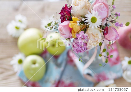 玫瑰花束和蘋果 134735067