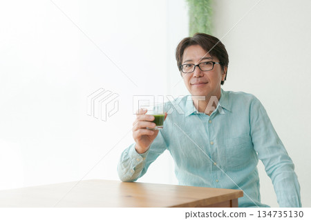 Male drinking green juice 134735130